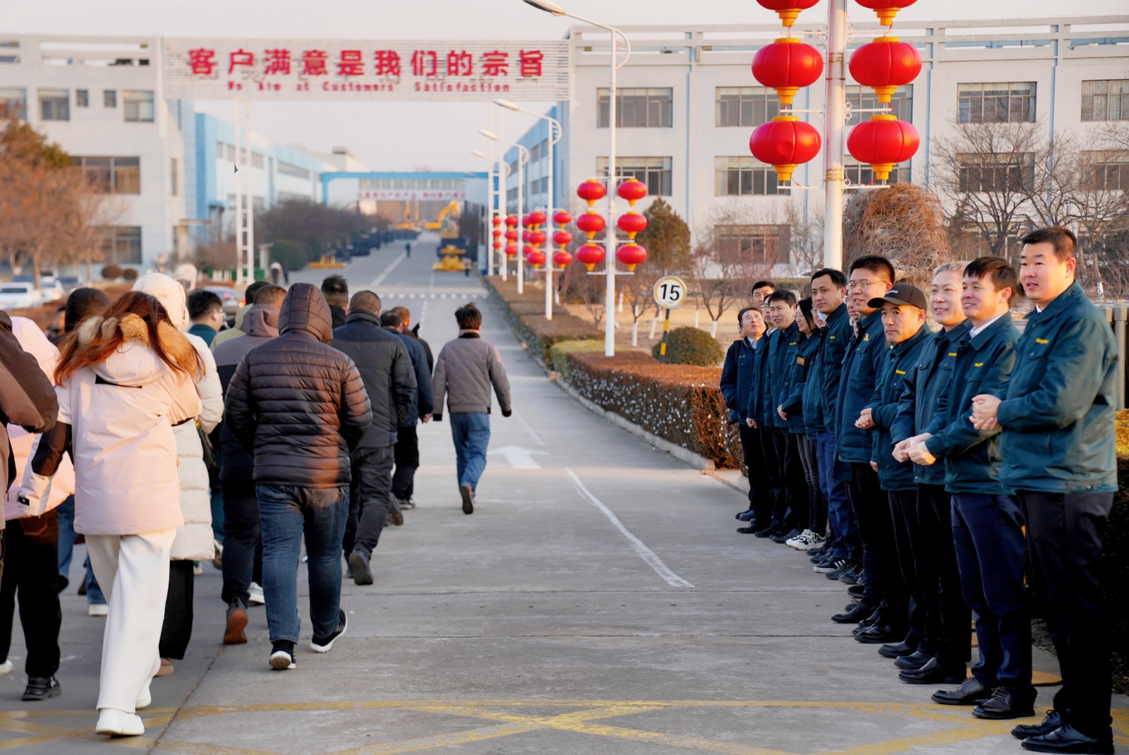 公司領(lǐng)導(dǎo)新春上班第一天迎員工 送祝福 鼓干勁