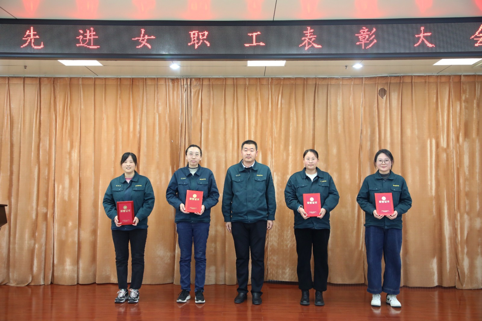 山重建機(jī)公司工會(huì)舉辦2024年度先進(jìn)女職工表彰大會(huì) 暨“花樣芳華，巾幗綻彩”插花活動(dòng)