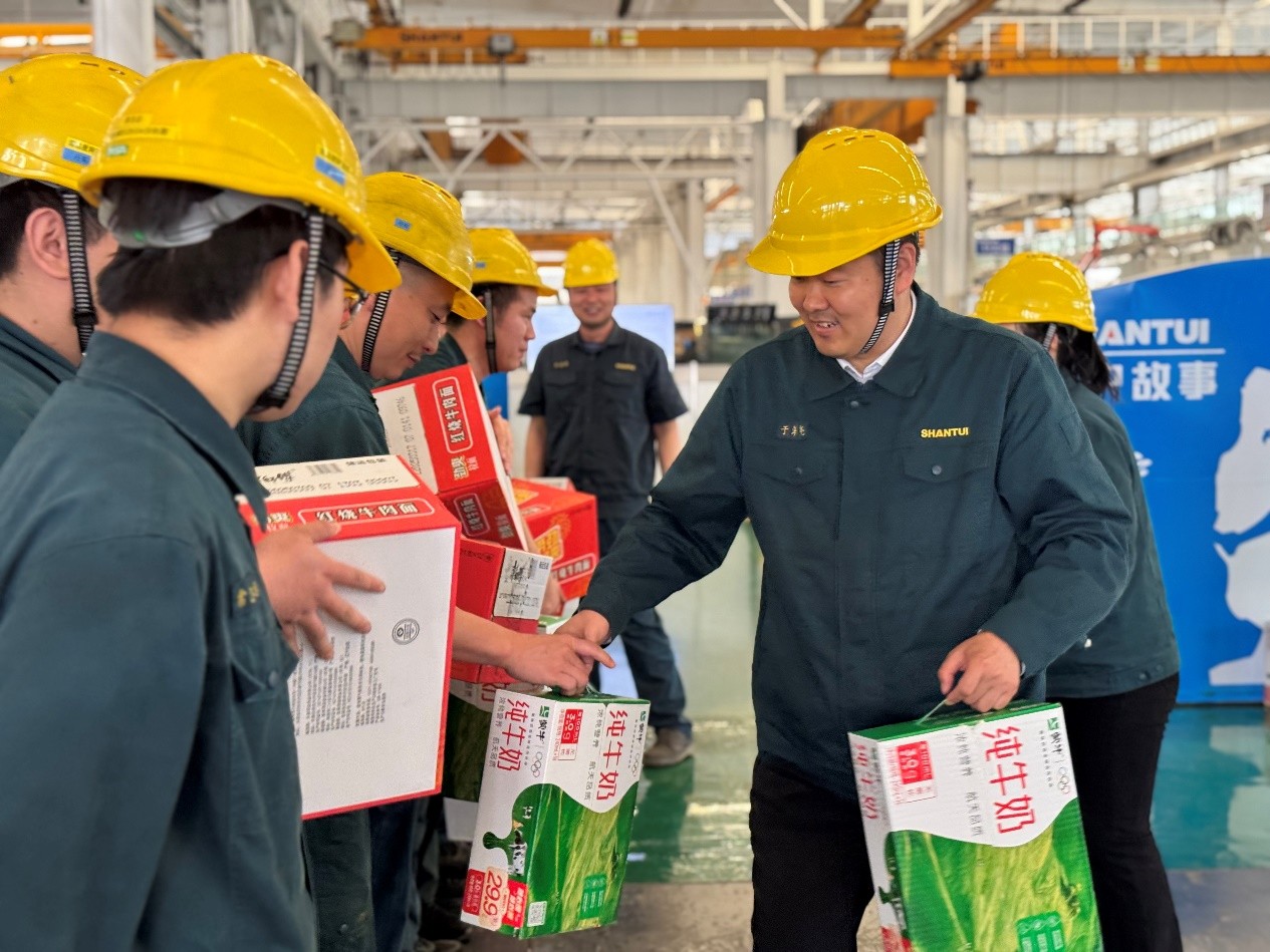 山重建機(jī)公司工會(huì)慰問一線大干職工